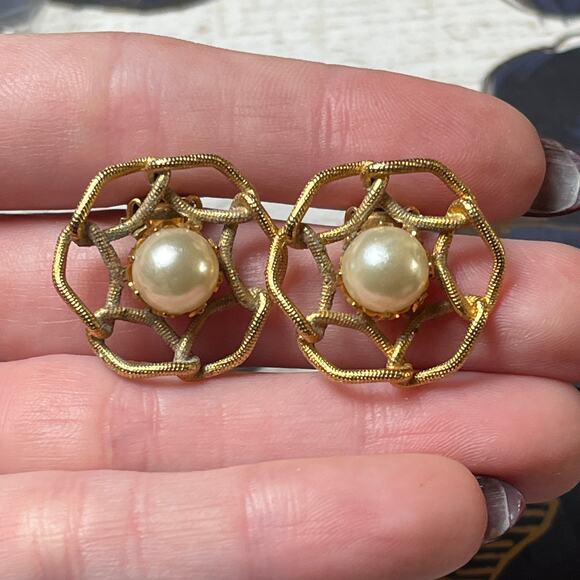Vintage 90s Faux Pearl and Gold Flower Clip On Earrings - Picture 1 of 5